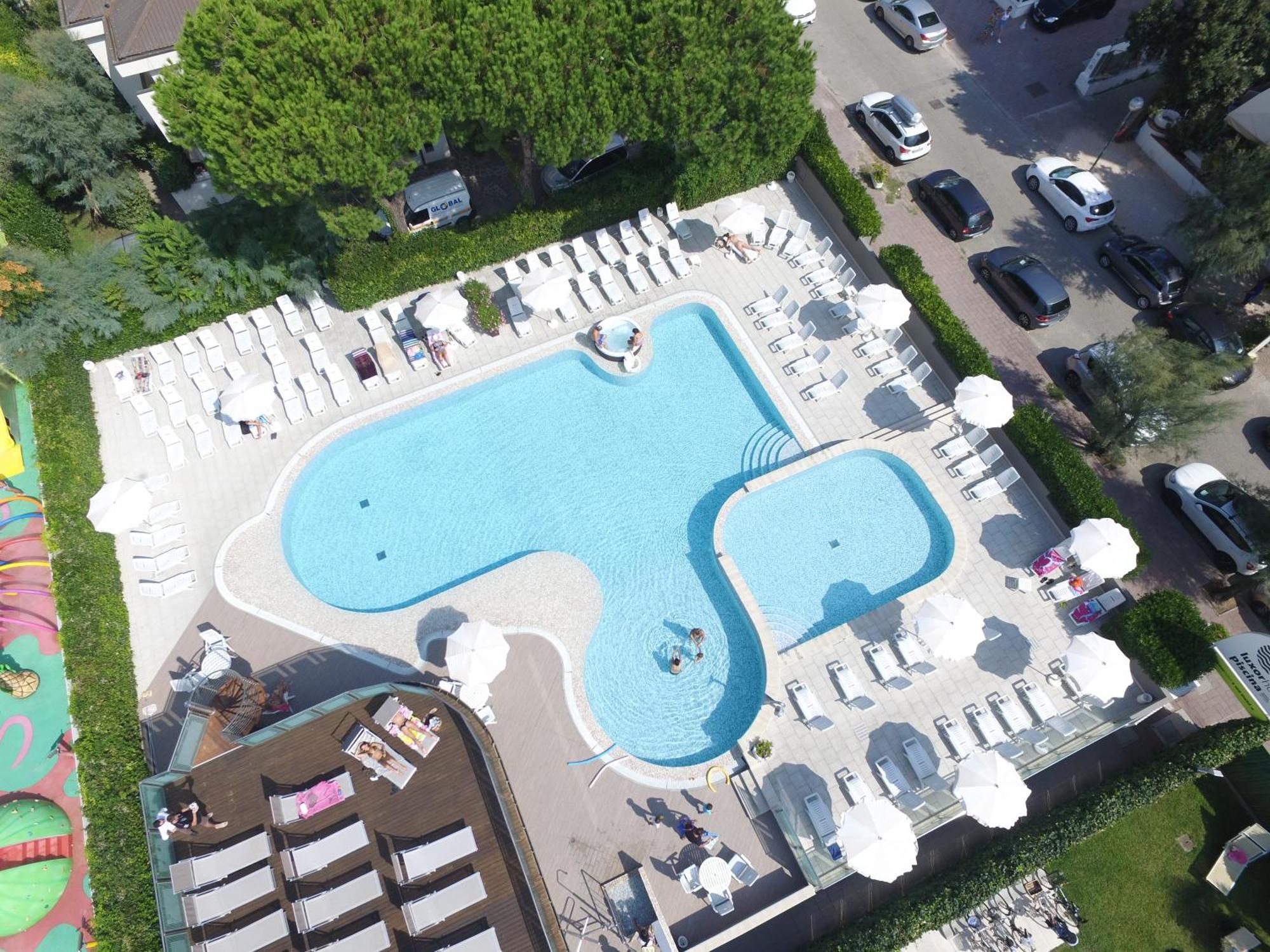 Hotel Luxor Мілано-Маріттіма Екстер'єр фото