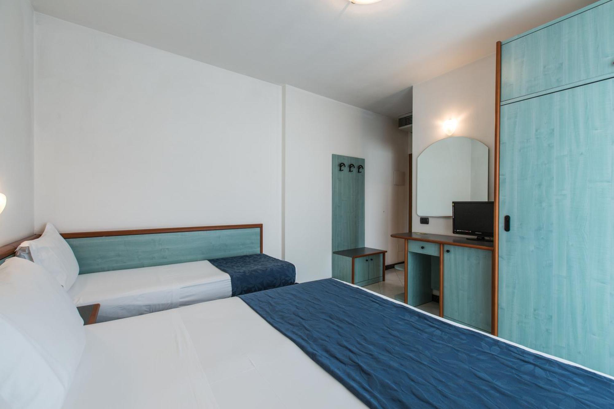 Hotel Luxor Мілано-Маріттіма Екстер'єр фото